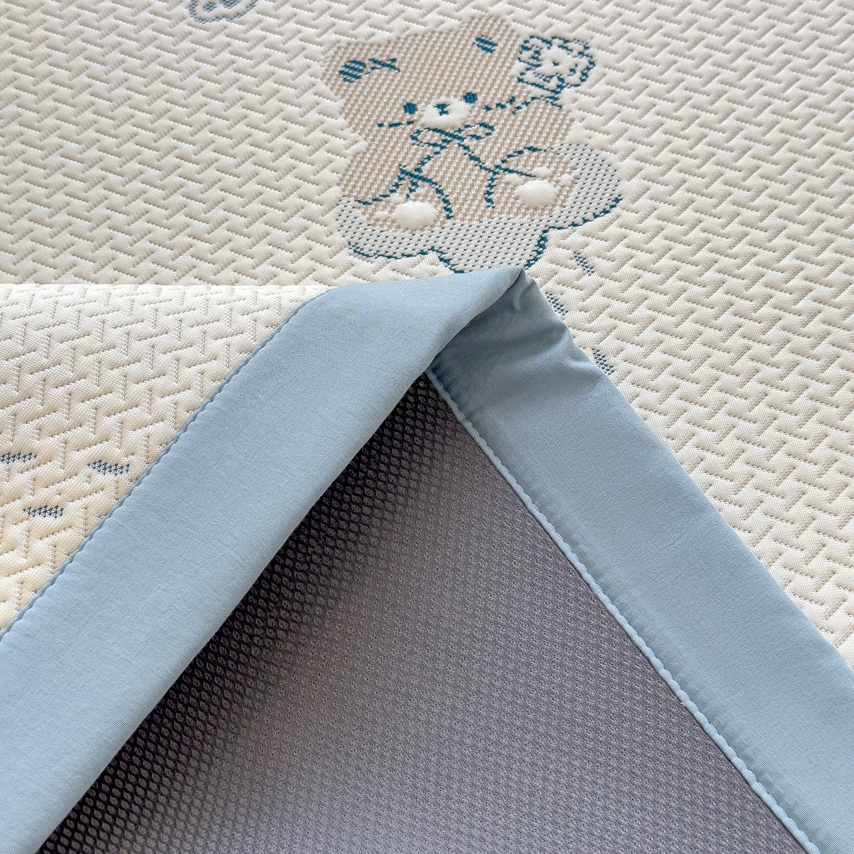 91家纺网 家纺一手货源 找家纺 典冠 2026新款PE凉感豆豆提花软席 撑伞小熊-蓝