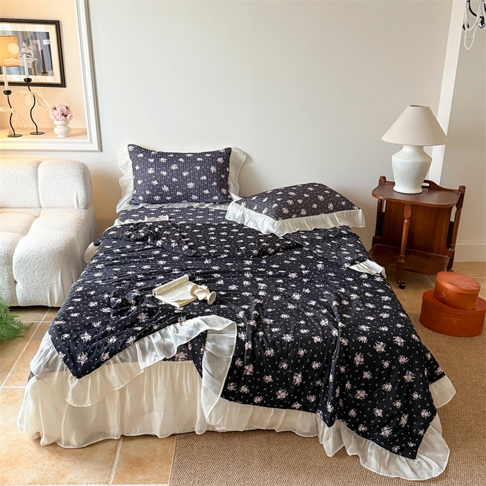 91家纺网 家纺一手货源 找家纺 吾欢心 2026新款仿锦安法式花边凉感丝床盖款夏凉被四件套软凉席三件套小冰皮空调被 香颂漫花