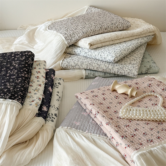 91家纺网 家纺一手货源 找家纺 吾欢心 2026新款仿锦安法式花边凉感丝床盖款夏凉被四件套软凉席三件套小冰皮空调被 组合图仅做展示不可下单