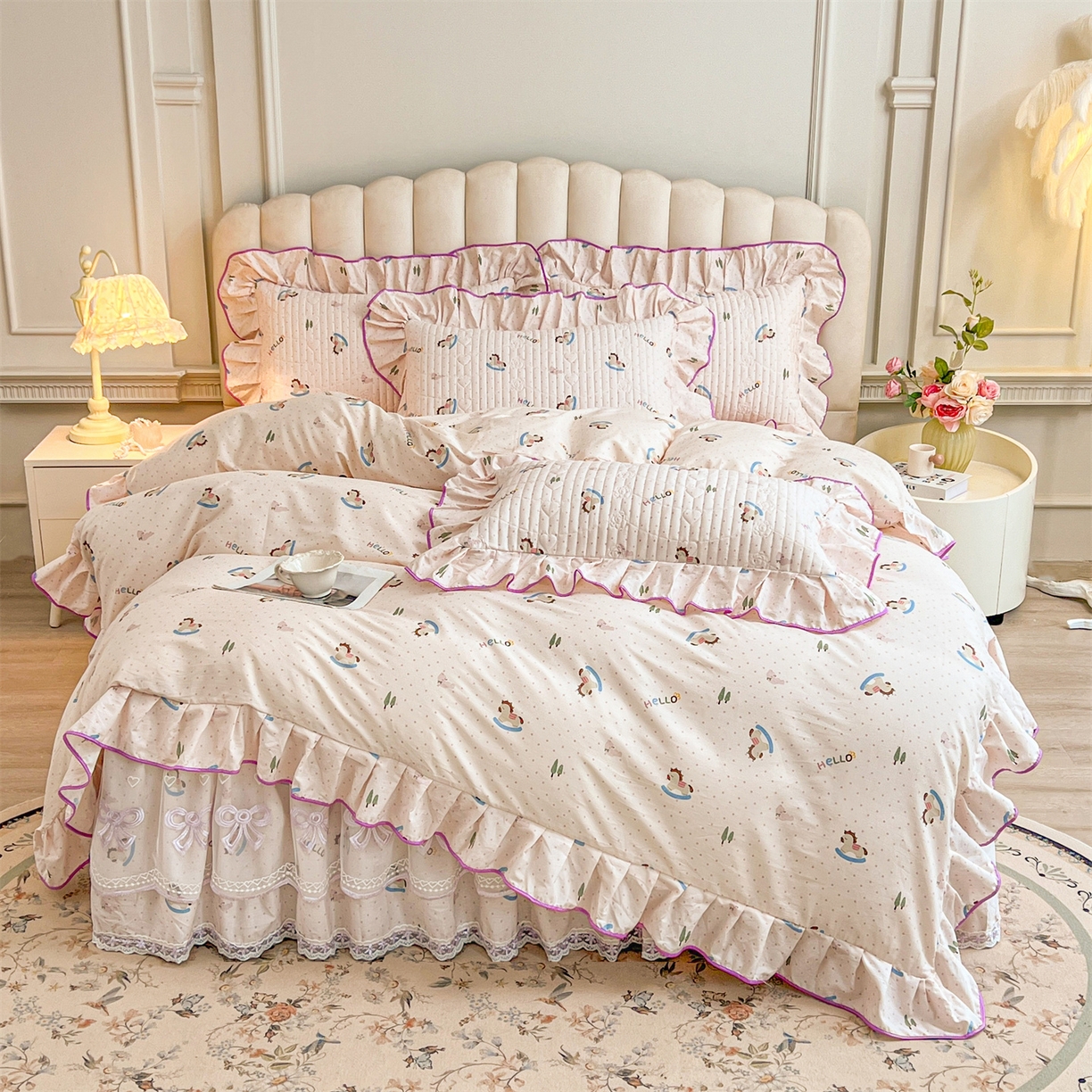 91家纺网 家纺一手货源 找家纺 宜凡家纺 2026新款全棉印花公主风夹棉床裙四件套② 摇摇木马