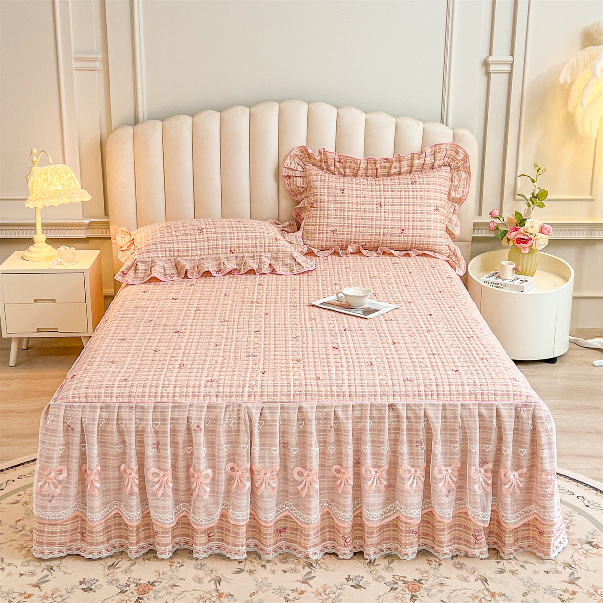 91家纺网 家纺一手货源 找家纺 宜凡家纺 2026新款全棉印花公主风夹棉床裙四件套② 樱桃蝴蝶结