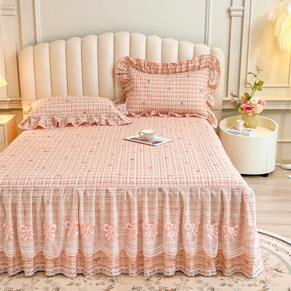 91家纺网 家纺一手货源 找家纺 宜凡家纺 2026新款全棉印花公主风夹棉床裙四件套② 樱桃蝴蝶结