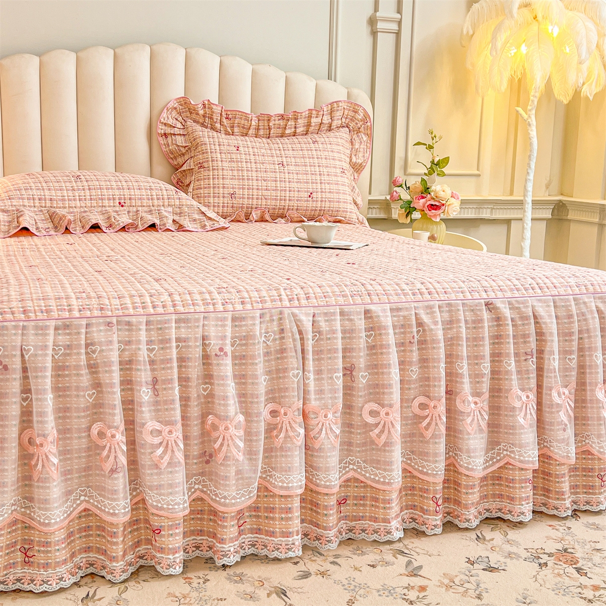 91家纺网 家纺一手货源 找家纺 宜凡家纺 2026新款全棉印花公主风夹棉床裙四件套② 樱桃蝴蝶结