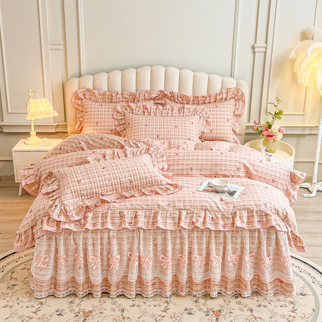 91家纺网 家纺一手货源 找家纺 宜凡家纺 2026新款全棉印花公主风夹棉床裙四件套② 樱桃蝴蝶结