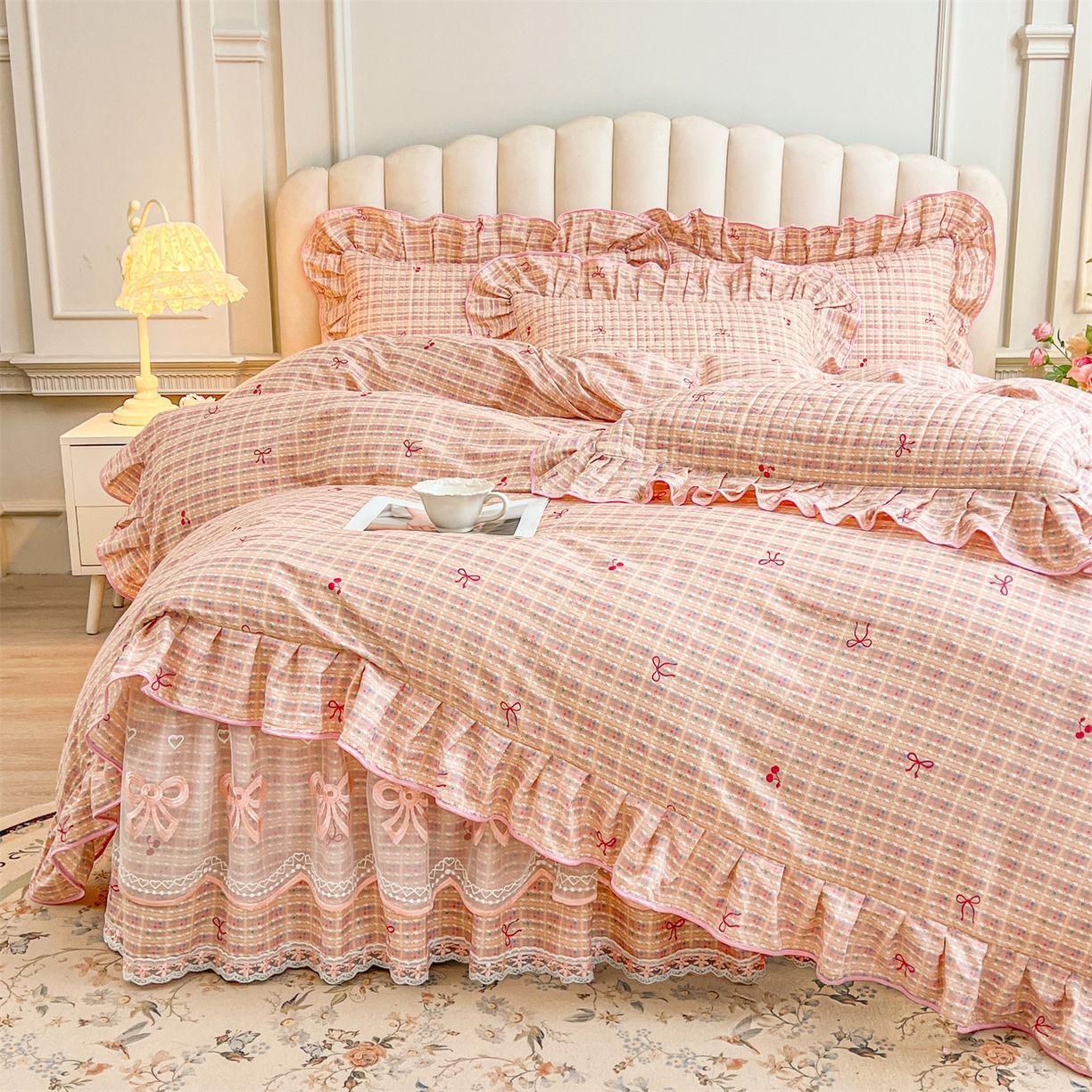 91家纺网 家纺一手货源 找家纺 宜凡家纺 2026新款全棉印花公主风夹棉床裙四件套② 樱桃蝴蝶结