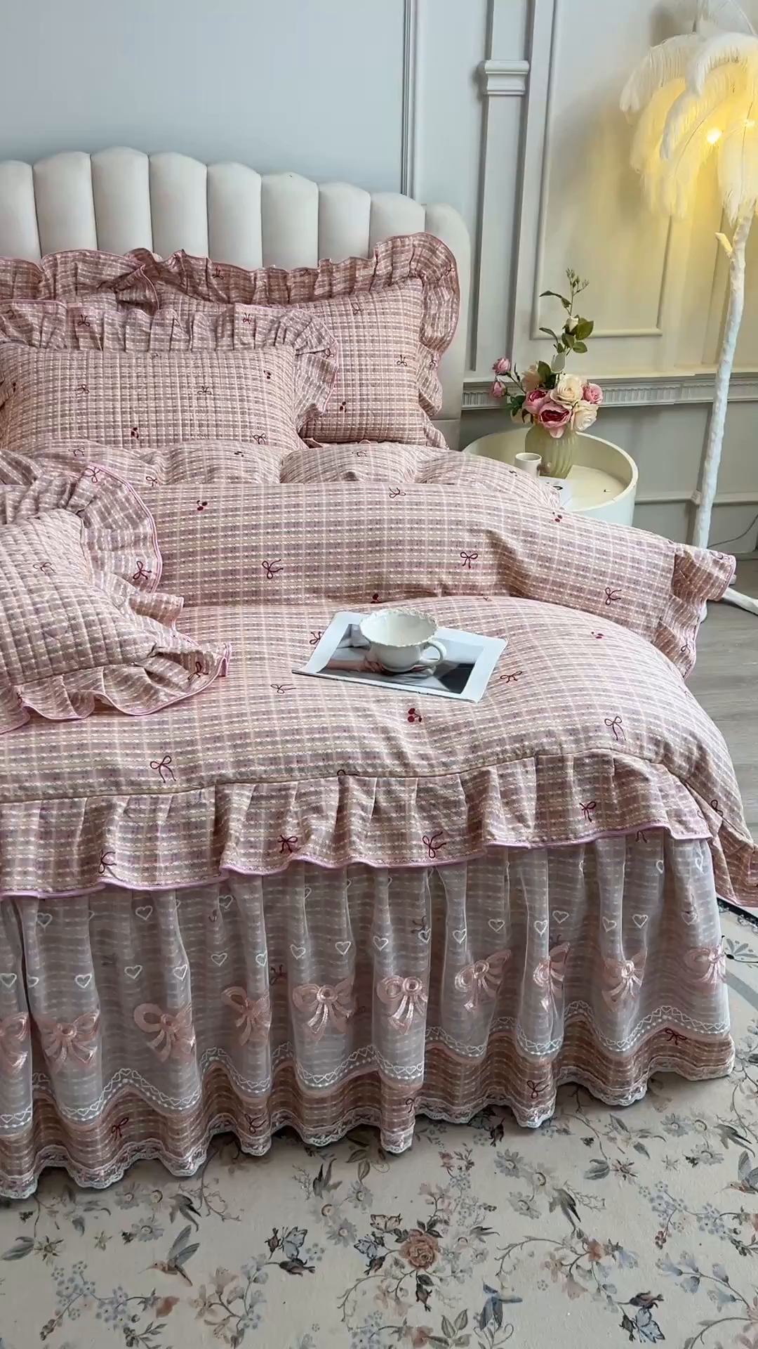 91家纺网 家纺一手货源 找家纺 宜凡家纺 2026新款全棉印花公主风夹棉床裙四件套② 樱桃蝴蝶结