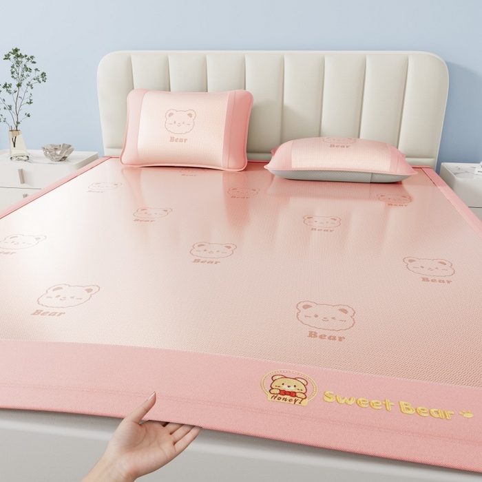 91家纺网 家纺一手货源 找家纺 （总）梵克保罗 2026新款3D复合三明治冰藤冰丝凉席套件-甜蜜小熊