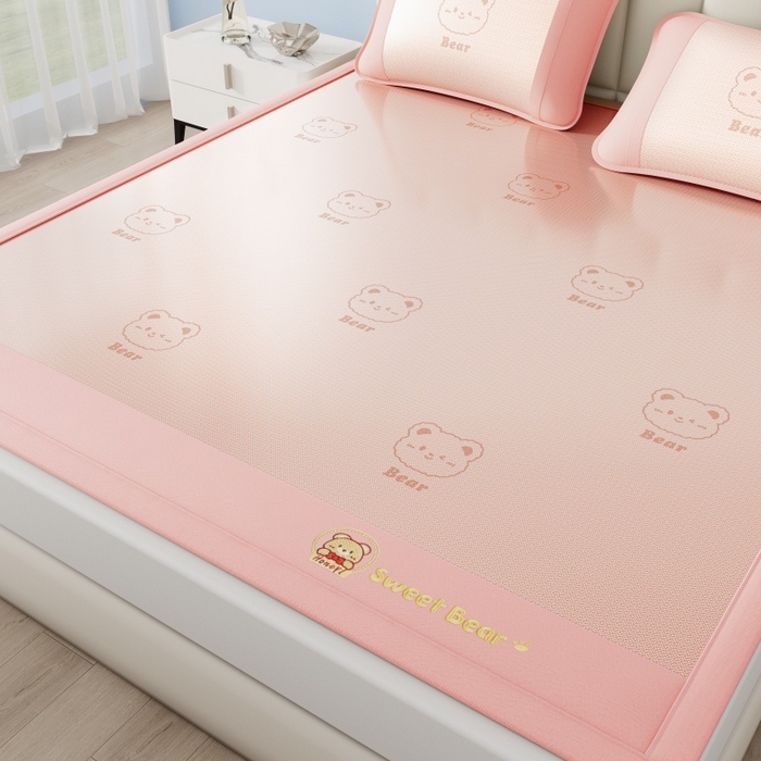 91家纺网 家纺一手货源 找家纺 （总）梵克保罗 2026新款3D复合三明治冰藤冰丝凉席套件-甜蜜小熊