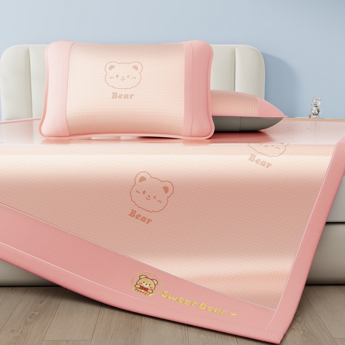 91家纺网 家纺一手货源 找家纺 （总）梵克保罗 2026新款3D复合三明治冰藤冰丝凉席套件-甜蜜小熊