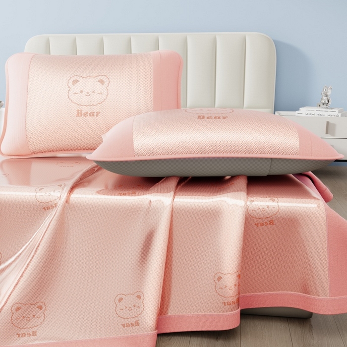 91家纺网 家纺一手货源 找家纺 （总）梵克保罗 2026新款3D复合三明治冰藤冰丝凉席套件-甜蜜小熊