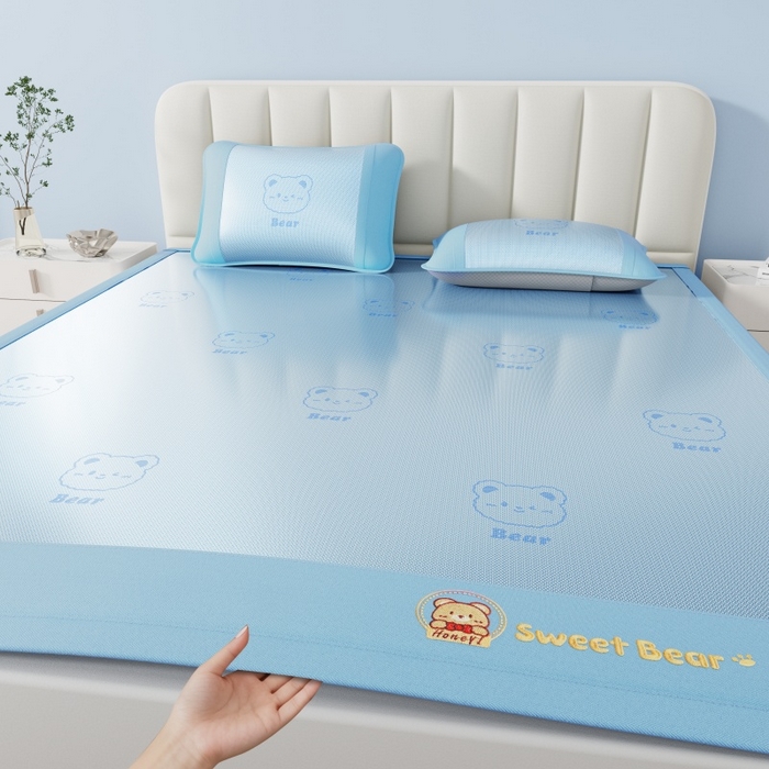 91家纺网 家纺一手货源 找家纺 梵克保罗 2026新款3D复合三明治冰藤冰丝凉席套件-甜蜜小熊 甜蜜小熊-蓝色