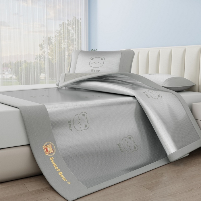 91家纺网 家纺一手货源 找家纺 梵克保罗 2026新款3D复合三明治冰藤冰丝凉席套件-甜蜜小熊 甜蜜小熊-灰色