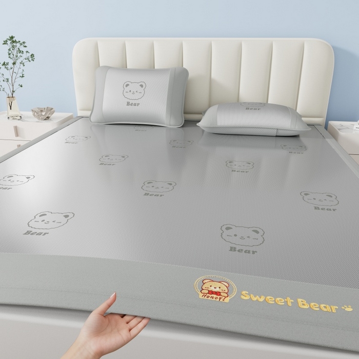 91家纺网 家纺一手货源 找家纺 梵克保罗 2026新款3D复合三明治冰藤冰丝凉席套件-甜蜜小熊 甜蜜小熊-灰色