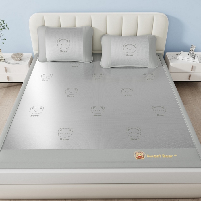 91家纺网 家纺一手货源 找家纺 梵克保罗 2026新款3D复合三明治冰藤冰丝凉席套件-甜蜜小熊 甜蜜小熊-灰色
