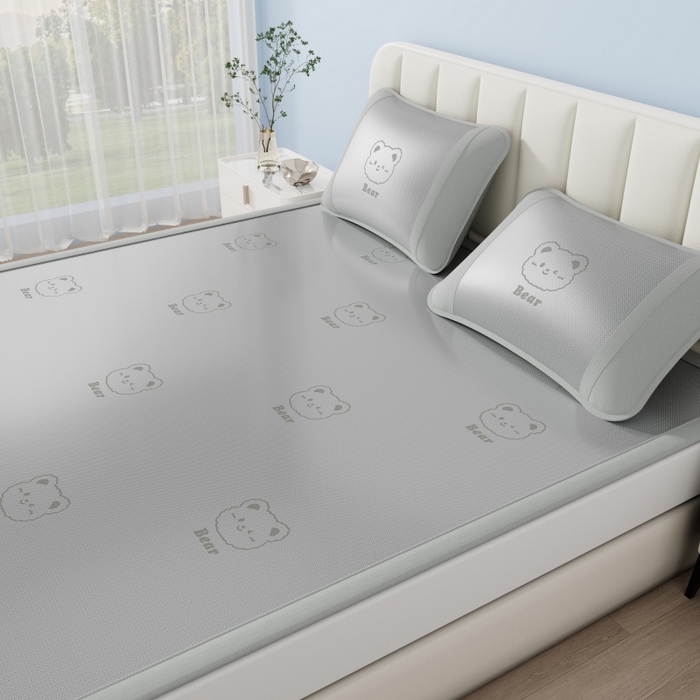 91家纺网 家纺一手货源 找家纺 梵克保罗 2026新款3D复合三明治冰藤冰丝凉席套件-甜蜜小熊 甜蜜小熊-灰色