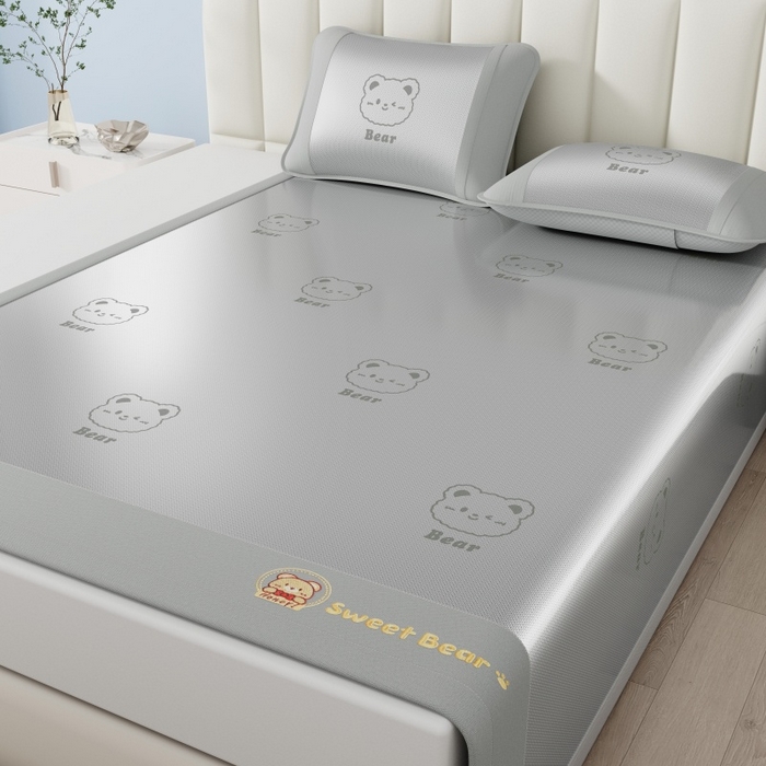 91家纺网 家纺一手货源 找家纺 梵克保罗 2026新款3D复合三明治冰藤冰丝凉席套件-甜蜜小熊 甜蜜小熊-灰色