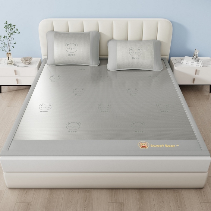 91家纺网 家纺一手货源 找家纺 梵克保罗 2026新款3D复合三明治冰藤冰丝凉席套件-甜蜜小熊 甜蜜小熊-灰色