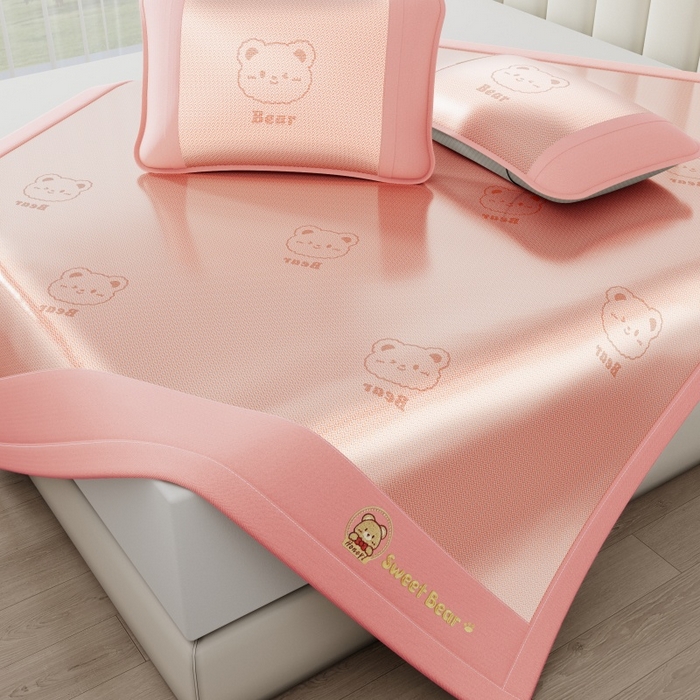 91家纺网 家纺一手货源 找家纺 梵克保罗 2026新款3D复合三明治冰藤冰丝凉席套件-甜蜜小熊 甜蜜小熊-粉色