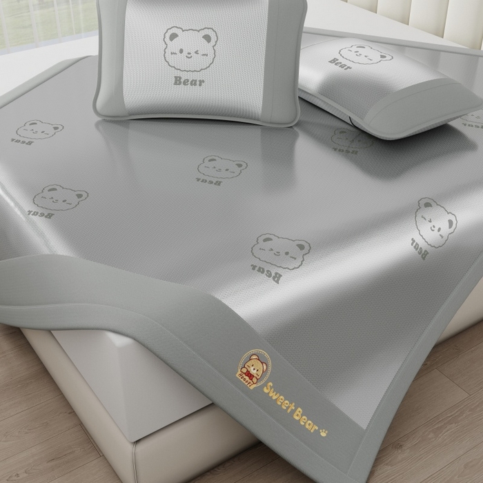 91家纺网 家纺一手货源 找家纺 梵克保罗 2026新款3D复合三明治冰藤冰丝凉席套件-甜蜜小熊 甜蜜小熊-灰色