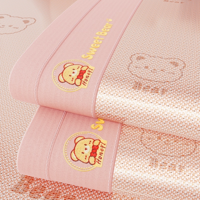 91家纺网 家纺一手货源 找家纺 梵克保罗 2026新款3D复合三明治冰藤冰丝凉席套件-甜蜜小熊 甜蜜小熊-粉色