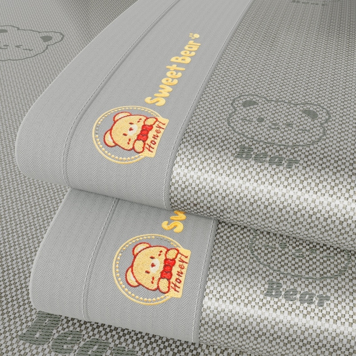 91家纺网 家纺一手货源 找家纺 梵克保罗 2026新款3D复合三明治冰藤冰丝凉席套件-甜蜜小熊 甜蜜小熊-灰色