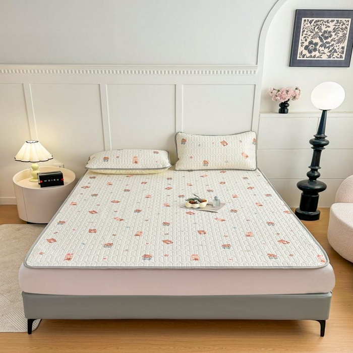 91家纺网 家纺一手货源 找家纺 梵克保罗 2026新款凉感丝乳胶凉席印花三件套绑带款乳胶条席床单 开心小熊