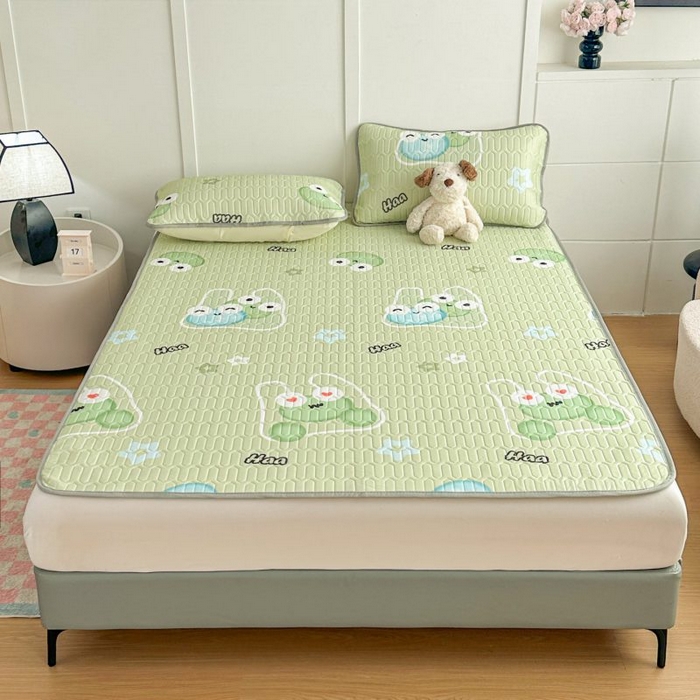 91家纺网 家纺一手货源 找家纺 梵克保罗 2026新款凉感丝乳胶凉席印花三件套绑带款乳胶条席床单 蛙趣时光