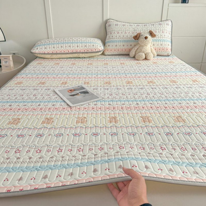 91家纺网 家纺一手货源 找家纺 梵克保罗 2026新款凉感丝乳胶凉席印花三件套绑带款乳胶条席床单 彩条小趣