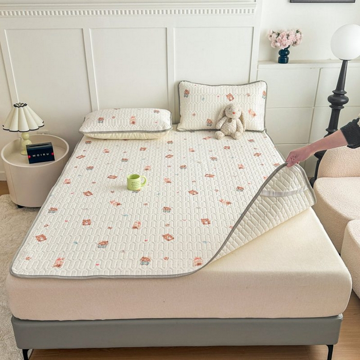 91家纺网 家纺一手货源 找家纺 梵克保罗 2026新款凉感丝乳胶凉席印花三件套绑带款乳胶条席床单 开心小熊