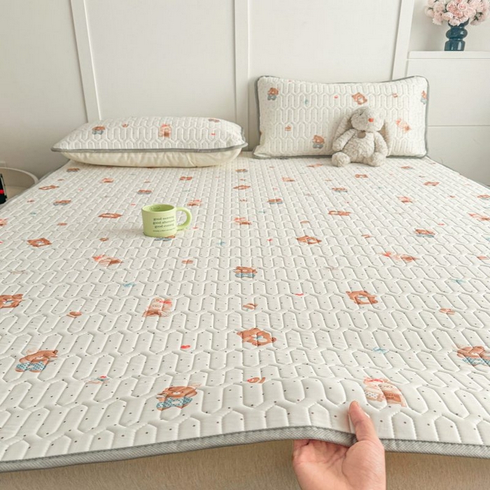 91家纺网 家纺一手货源 找家纺 梵克保罗 2026新款凉感丝乳胶凉席印花三件套绑带款乳胶条席床单 开心小熊