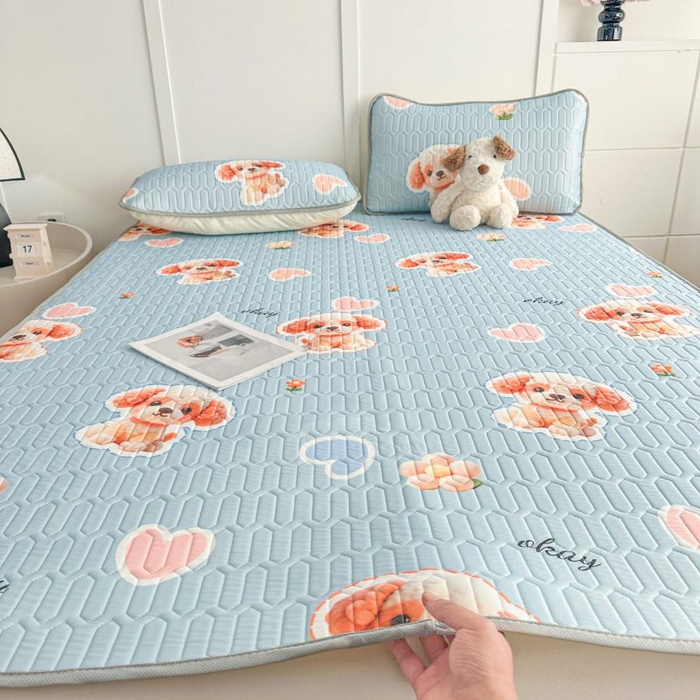 91家纺网 家纺一手货源 找家纺 梵克保罗 2026新款凉感丝乳胶凉席印花三件套绑带款乳胶条席床单 奶汪甜心