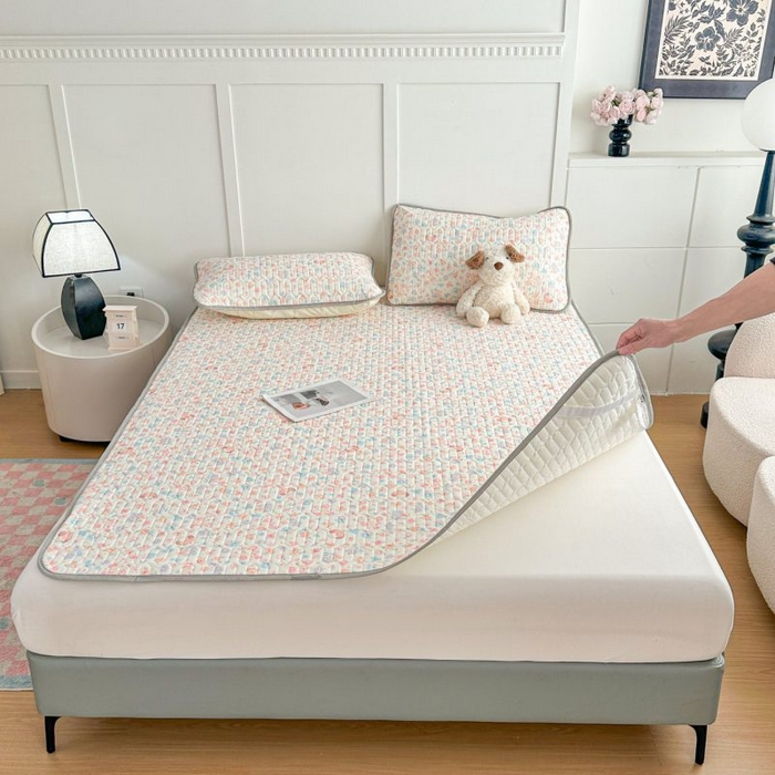 91家纺网 家纺一手货源 找家纺 梵克保罗 2026新款凉感丝乳胶凉席印花三件套绑带款乳胶条席床单 浅夏