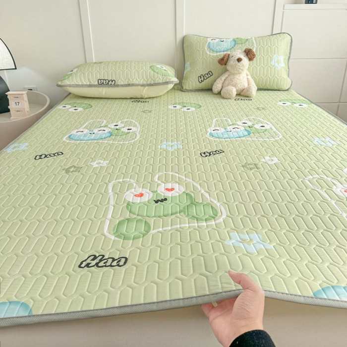 91家纺网 家纺一手货源 找家纺 梵克保罗 2026新款凉感丝乳胶凉席印花三件套绑带款乳胶条席床单 蛙趣时光