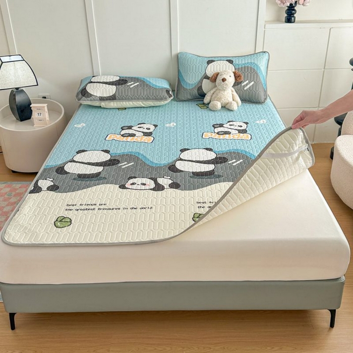 91家纺网 家纺一手货源 找家纺 梵克保罗 2026新款凉感丝乳胶凉席印花三件套绑带款乳胶条席床单 熊猫蓝