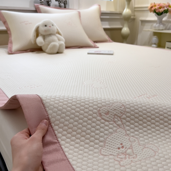 91家纺网 家纺一手货源 找家纺 （总）倾慕家纺 2026新款PE时尚风豆豆凉席卡通系列--床席款