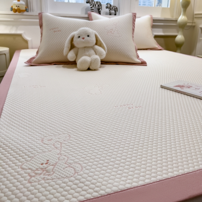 91家纺网 家纺一手货源 找家纺 （总）倾慕家纺 2026新款PE时尚风豆豆凉席卡通系列--床席款