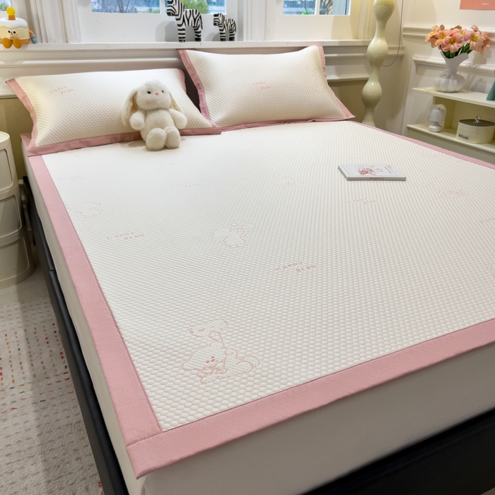 91家纺网 家纺一手货源 找家纺 倾慕家纺 2026新款PE时尚风豆豆凉席卡通系列--床席款 爱心熊兔床席款