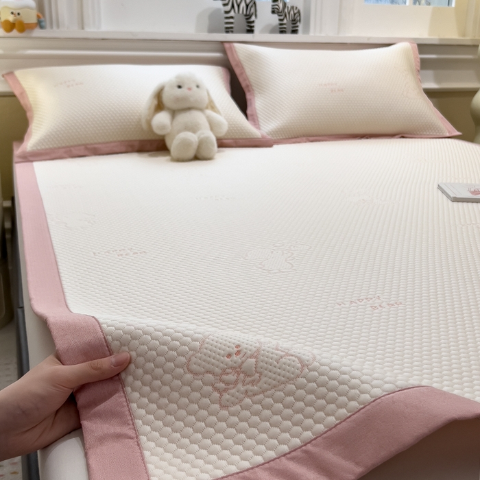 91家纺网 家纺一手货源 找家纺 倾慕家纺 2026新款PE时尚风豆豆凉席卡通系列--床席款 爱心熊兔床席款