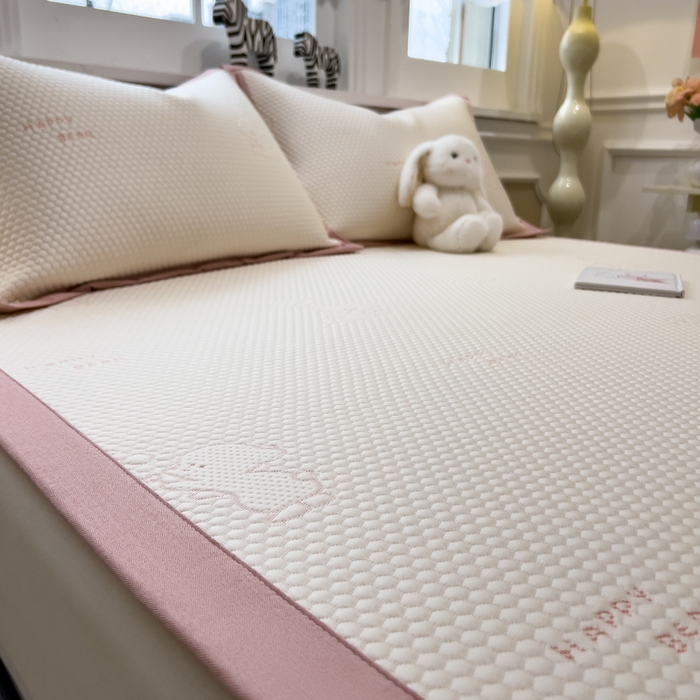 91家纺网 家纺一手货源 找家纺 倾慕家纺 2026新款PE时尚风豆豆凉席卡通系列--床席款 爱心熊兔床席款