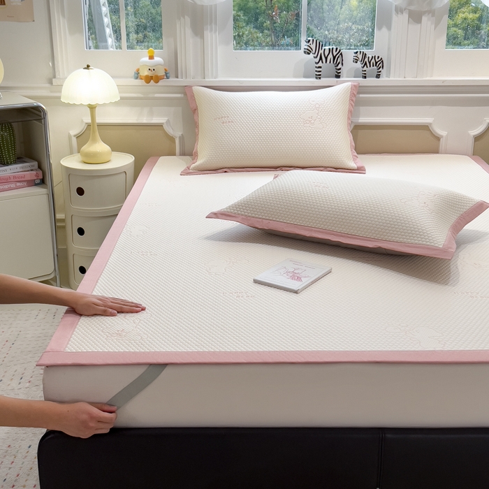 91家纺网 家纺一手货源 找家纺 倾慕家纺 2026新款PE时尚风豆豆凉席卡通系列--床席款 爱心熊兔床席款