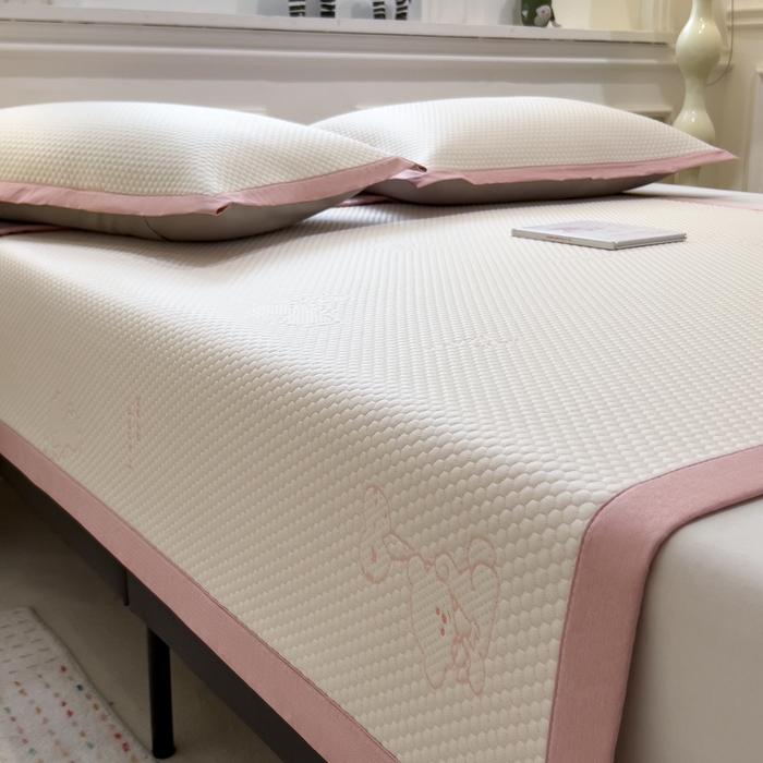 91家纺网 家纺一手货源 找家纺 倾慕家纺 2026新款PE时尚风豆豆凉席卡通系列--床席款 爱心熊兔床席款