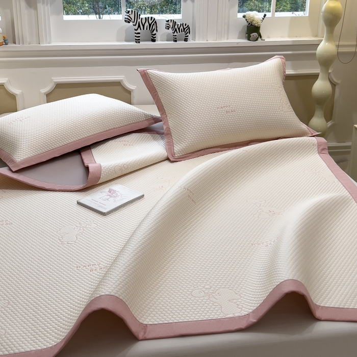 91家纺网 家纺一手货源 找家纺 倾慕家纺 2026新款PE时尚风豆豆凉席卡通系列--床席款 爱心熊兔床席款