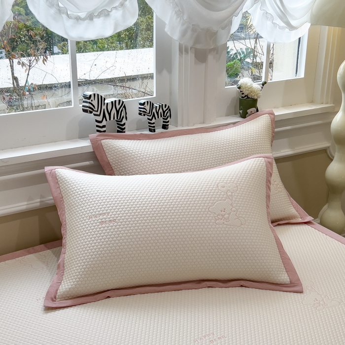 91家纺网 家纺一手货源 找家纺 倾慕家纺 2026新款PE时尚风豆豆凉席卡通系列--床席款 爱心熊兔床席款