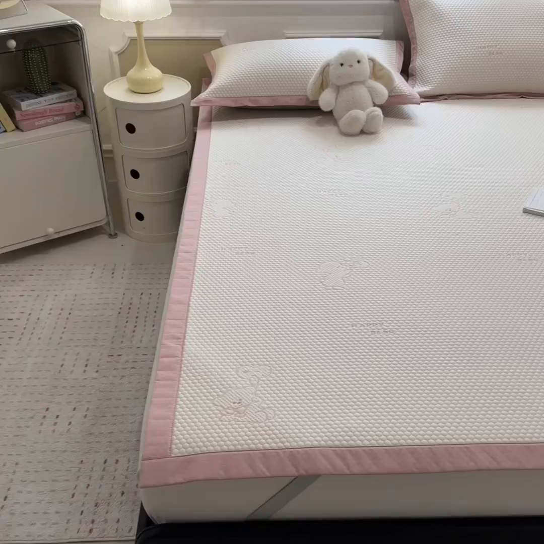 91家纺网 家纺一手货源 找家纺 倾慕家纺 2026新款PE时尚风豆豆凉席卡通系列--床席款 爱心熊兔床席款