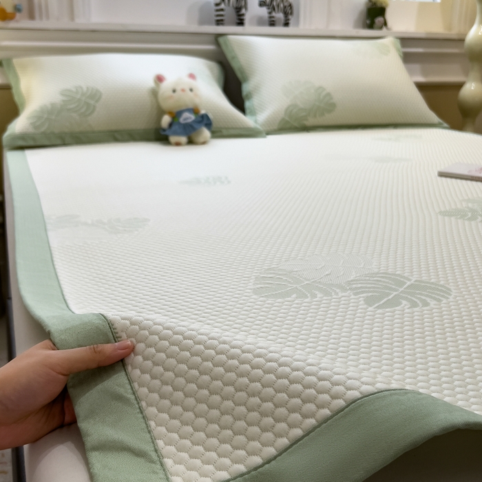 91家纺网 家纺一手货源 找家纺 倾慕家纺 2026新款PE时尚风豆豆凉席卡通系列--床席款 芭蕉叶床席款