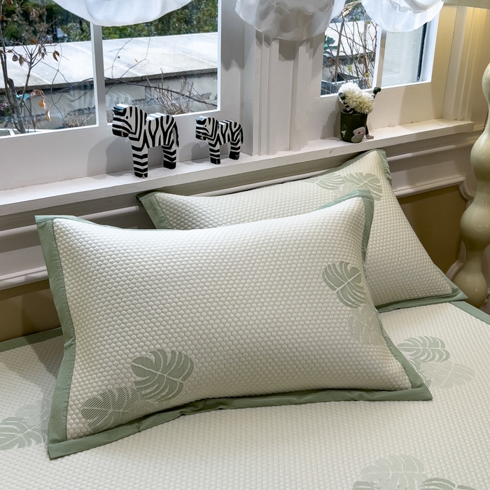 91家纺网 家纺一手货源 找家纺 倾慕家纺 2026新款PE时尚风豆豆凉席卡通系列--床席款 芭蕉叶床席款