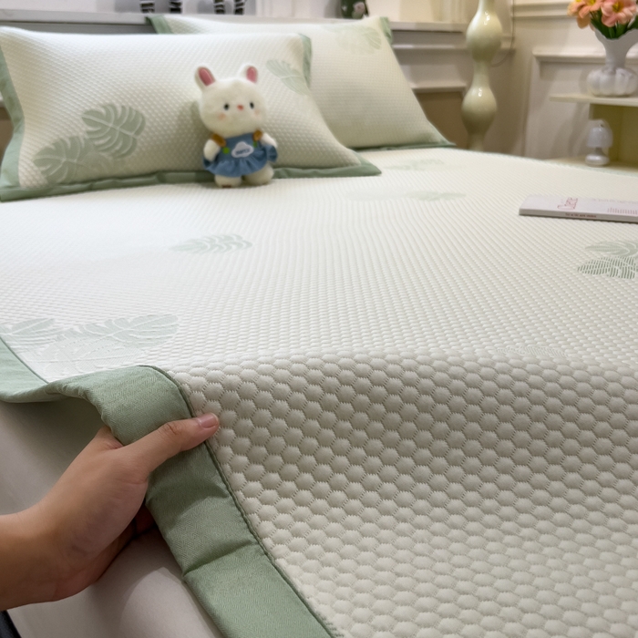 91家纺网 家纺一手货源 找家纺 倾慕家纺 2026新款PE时尚风豆豆凉席卡通系列--床席款 芭蕉叶床席款