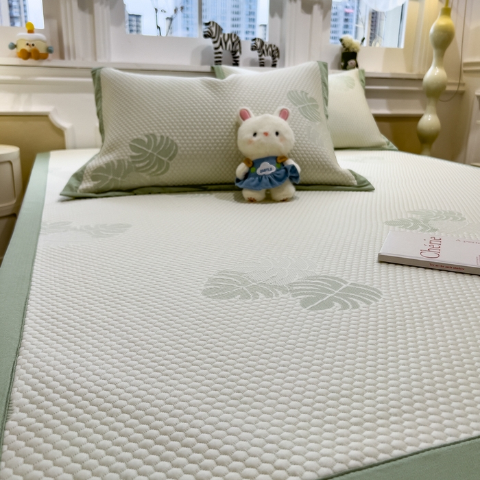 91家纺网 家纺一手货源 找家纺 倾慕家纺 2026新款PE时尚风豆豆凉席卡通系列--床席款 芭蕉叶床席款