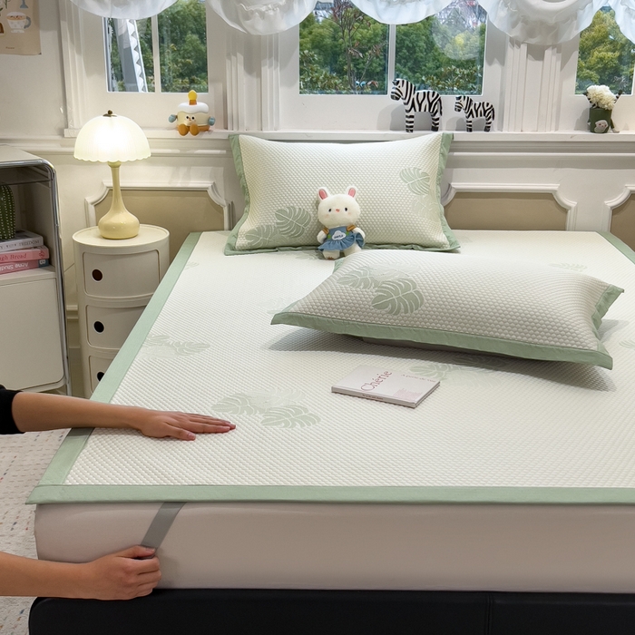 91家纺网 家纺一手货源 找家纺 倾慕家纺 2026新款PE时尚风豆豆凉席卡通系列--床席款 芭蕉叶床席款