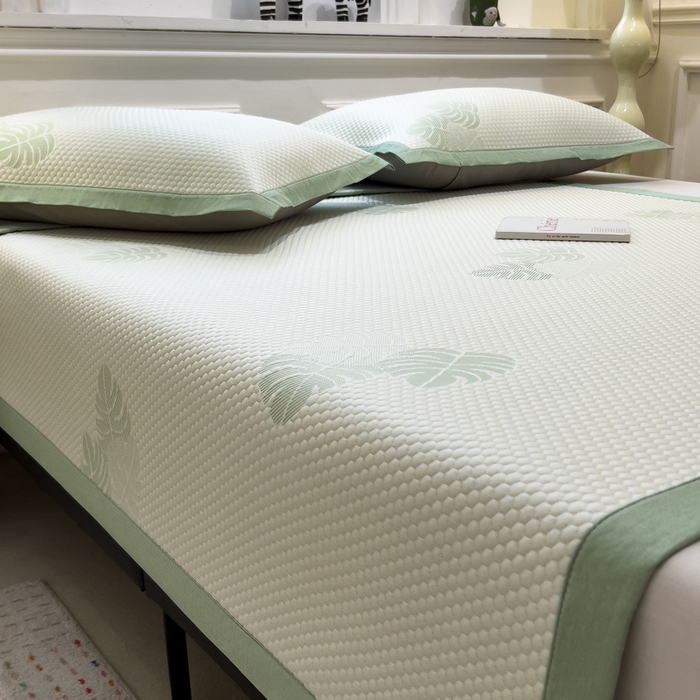 91家纺网 家纺一手货源 找家纺 倾慕家纺 2026新款PE时尚风豆豆凉席卡通系列--床席款 芭蕉叶床席款